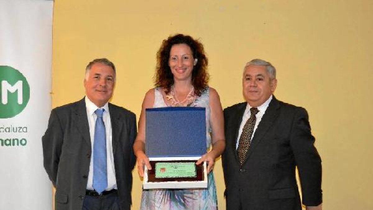 María Vázquez recibiendo el premio concedido a Almería.
