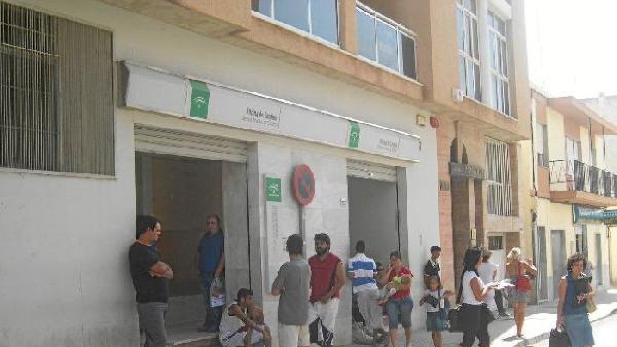 El 49 por ciento de los parados de Almería no percibe ninguna prestación económica por su situación.