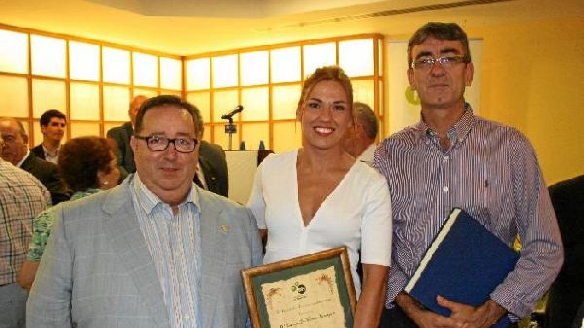 Carmen Martín con su concejal y su presidente.