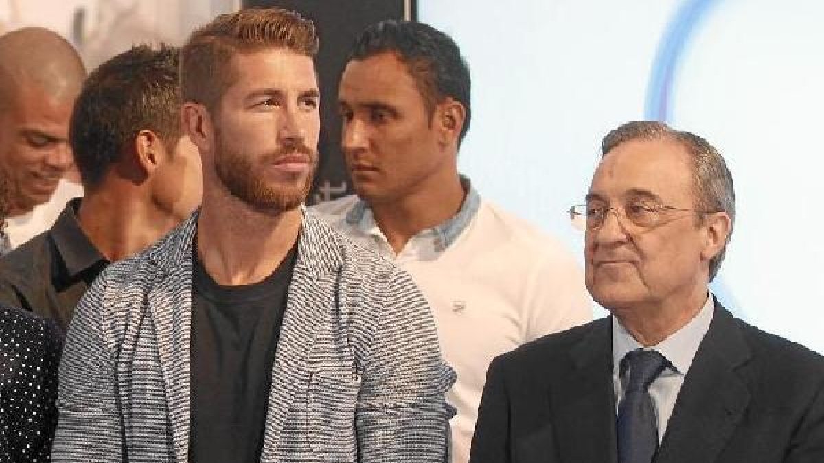 Sergio Ramos y Florentino Pérez con gesto serio.
