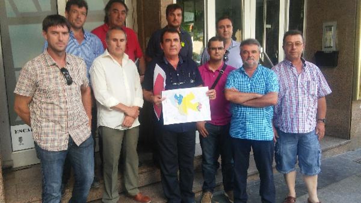 Los propietarios afectados que se reunieron con los diputados del PP en su sede.