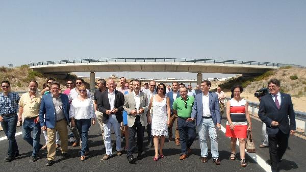 El consejero junto a los alcaldes que han visitado el tramo que entra en servicio esta tarde.