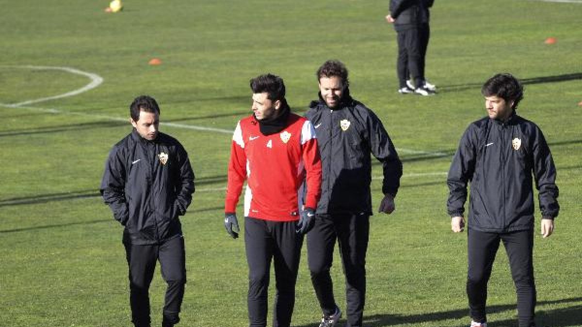 Marcelo Bronzini, Pedro Serrano y Fran Simón siguen en el Almería.