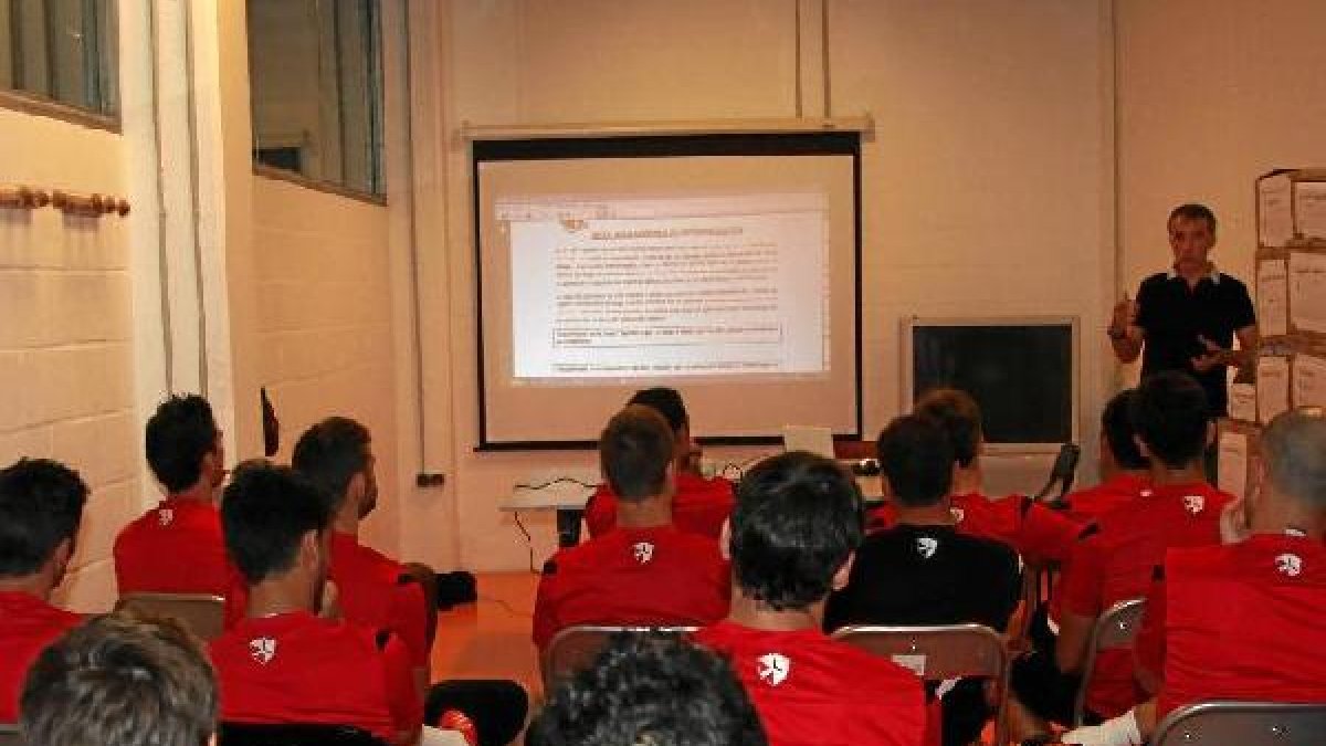 David dando una charla de reglamento a los profesionales del Almería.