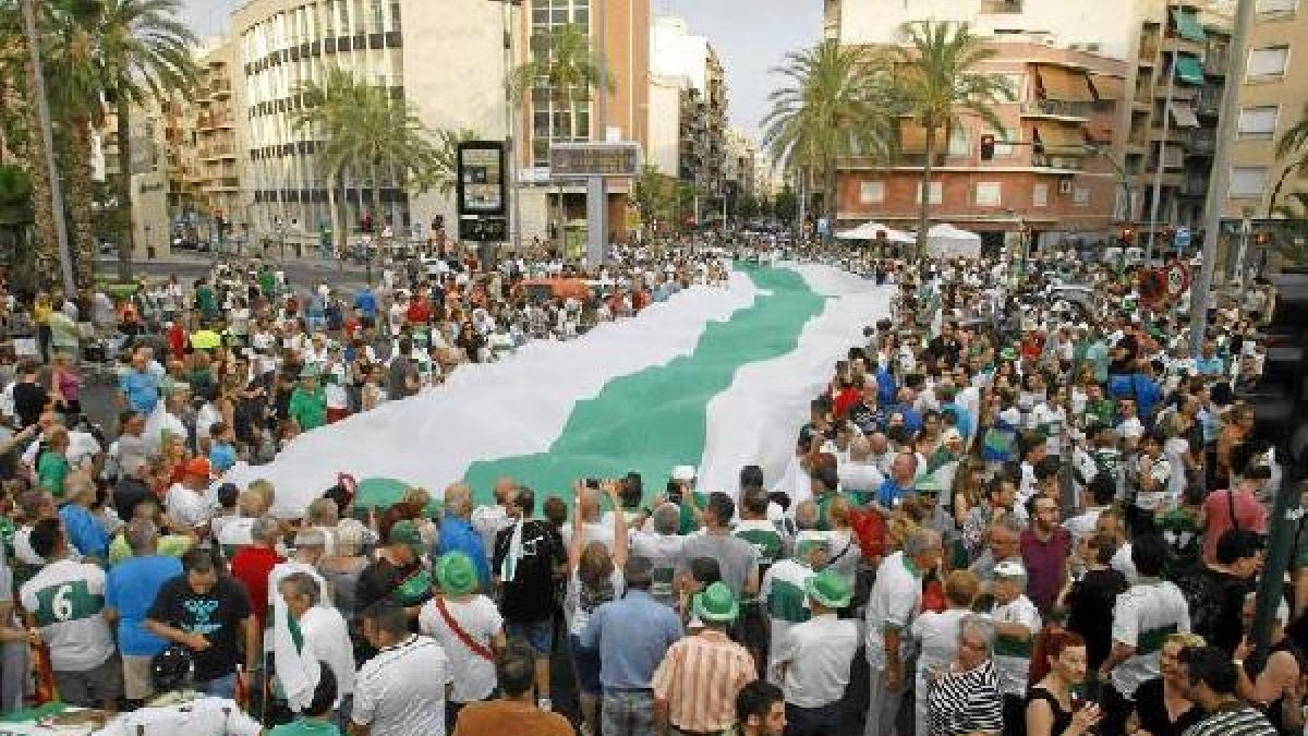 Los seguidores del Elche claman por la Primera División.