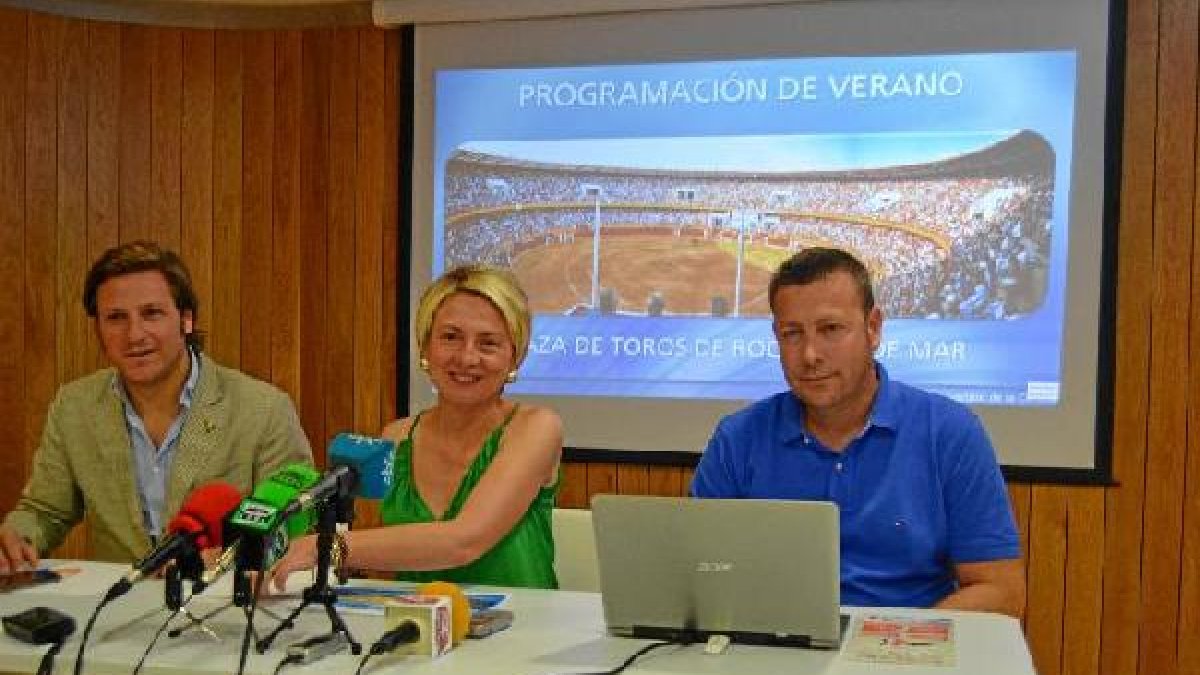 Los ediles Luis Miguel Carmona y Cabrera, y Gabriel Sánchez, del Área de Gestión de la Ciudad, en la presentación.