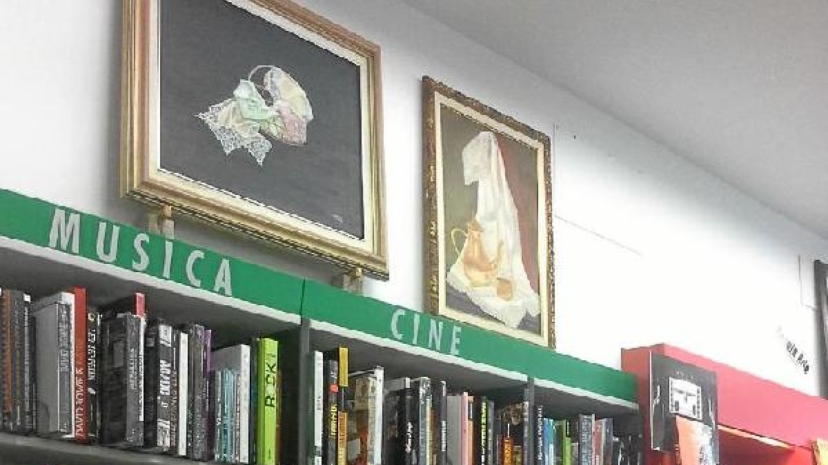 Carmen Ravassa posa junto a dos de sus obras.