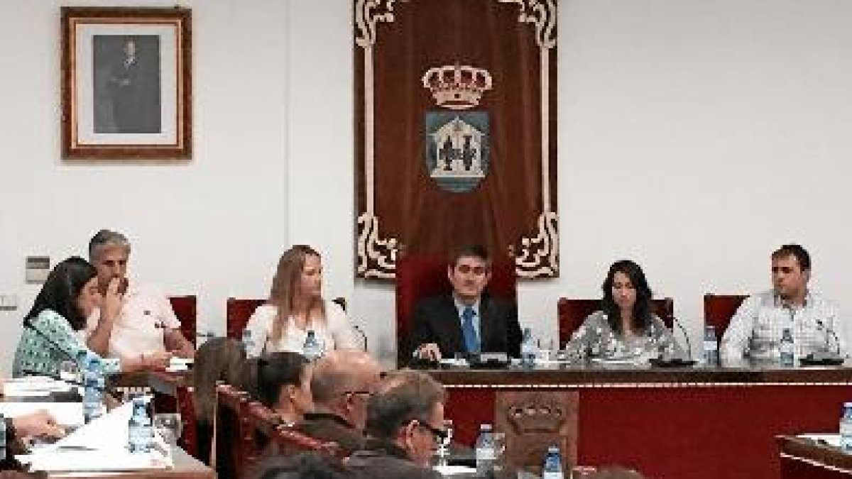 El Pleno aprobó también la creación de comisiones informativas permanentes.