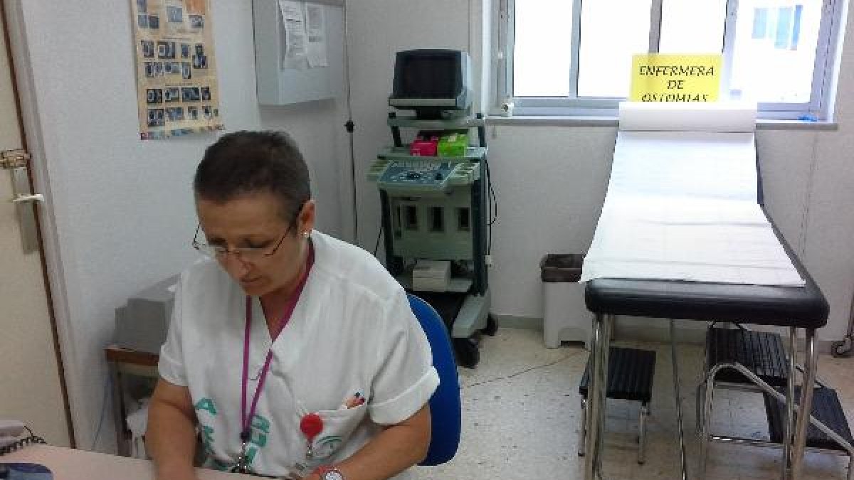 Encarna Lacasa en la consulta de ostomías de Torrecárdenas.