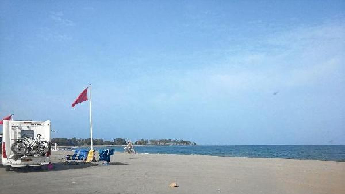 La bandera roja sigue ondeando en la playa de Quitapellejos.