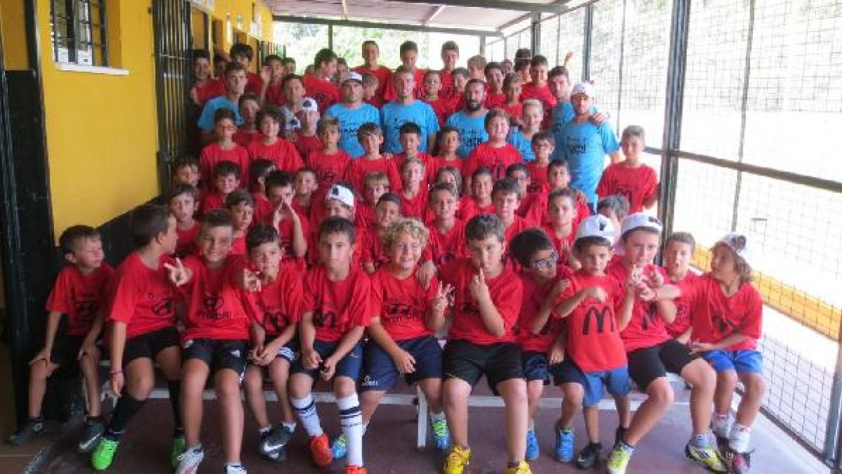 Mané, con los niños del Campus del Algeciras.