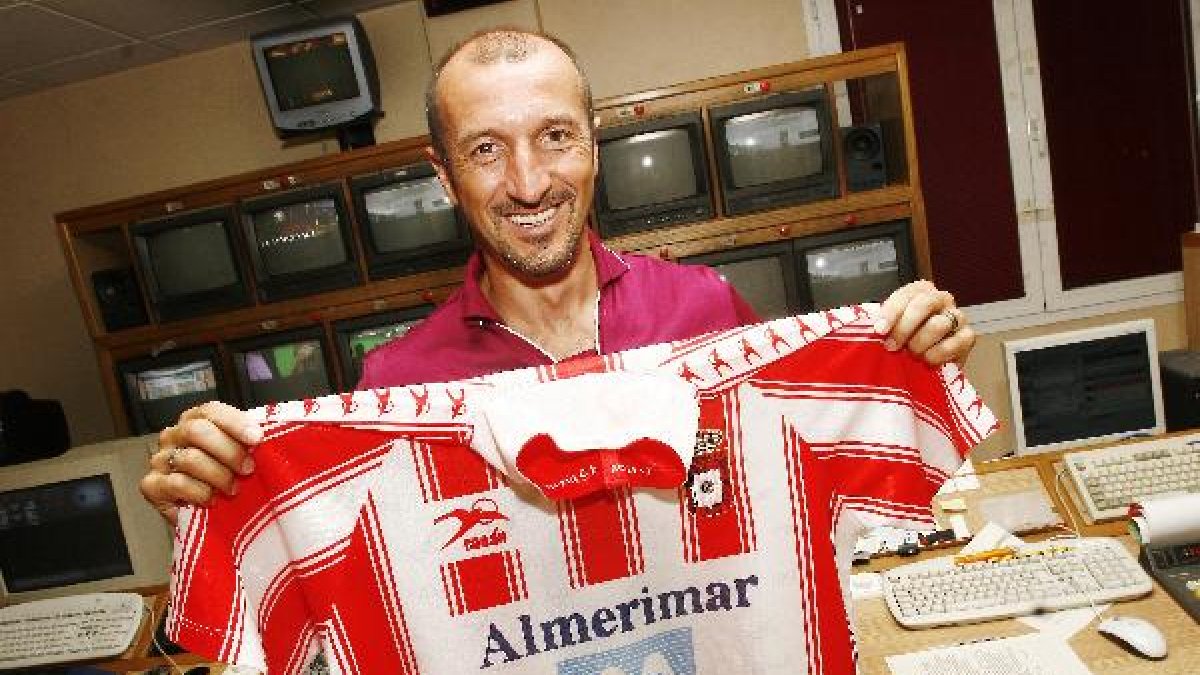 Ranko Popovic con la camiseta del Almería CF.