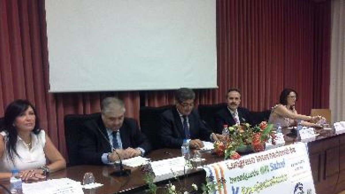 El delegado de Salud, Alfredo Valdivia, en la inauguración del congreso en la UAL.