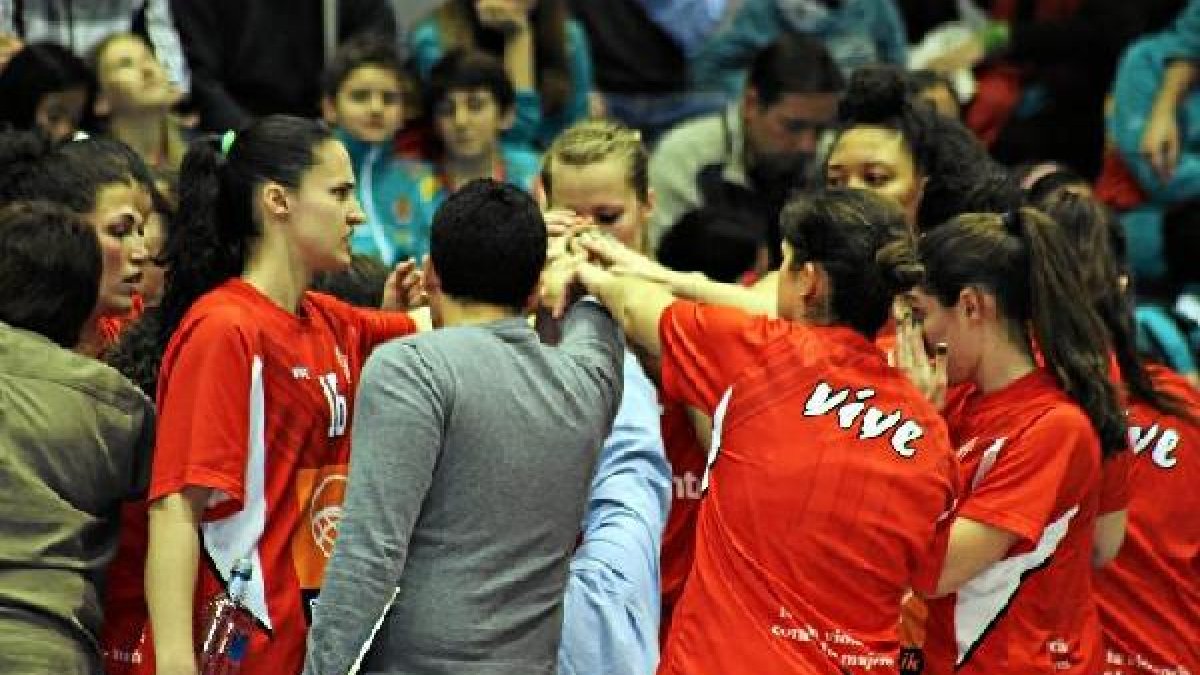 Las jugadoras almerienses haciendo piña.
