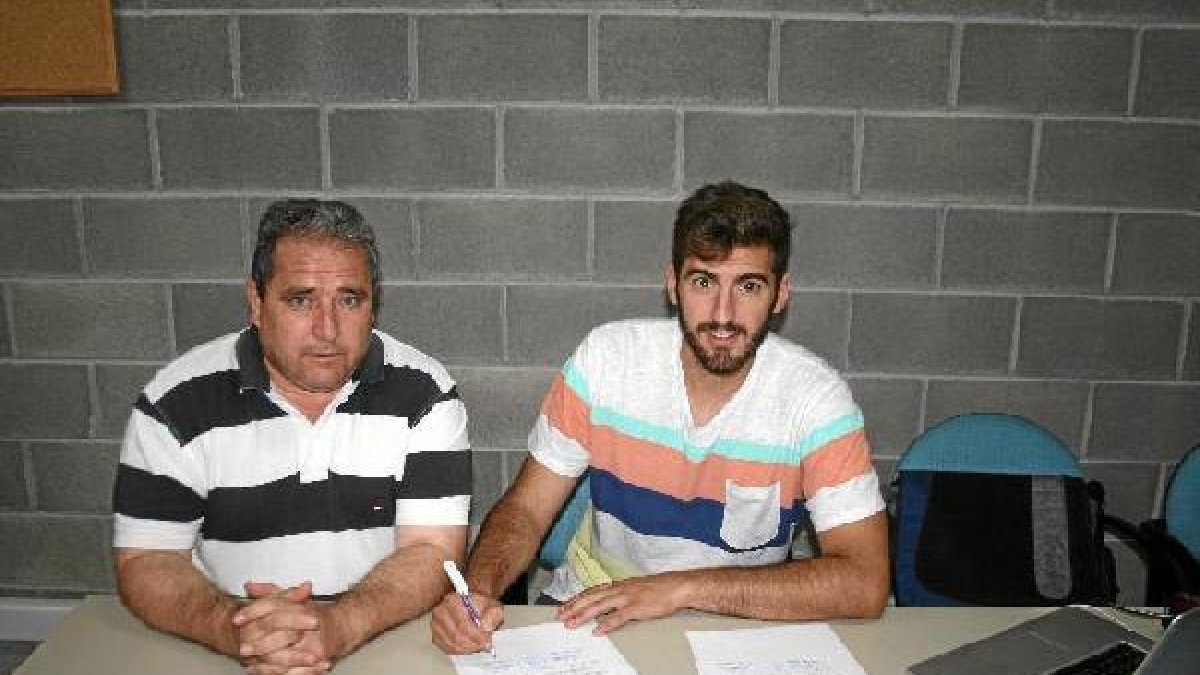 Vicente puertas en el acto de la firma de García.