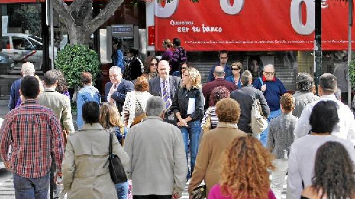 Ciudadanos en el Paseo de Almería.