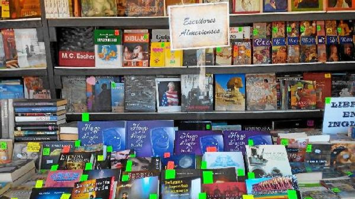 La Biblioplaya expone títulos de los autores que participan en los ‘Viernes literarios’.