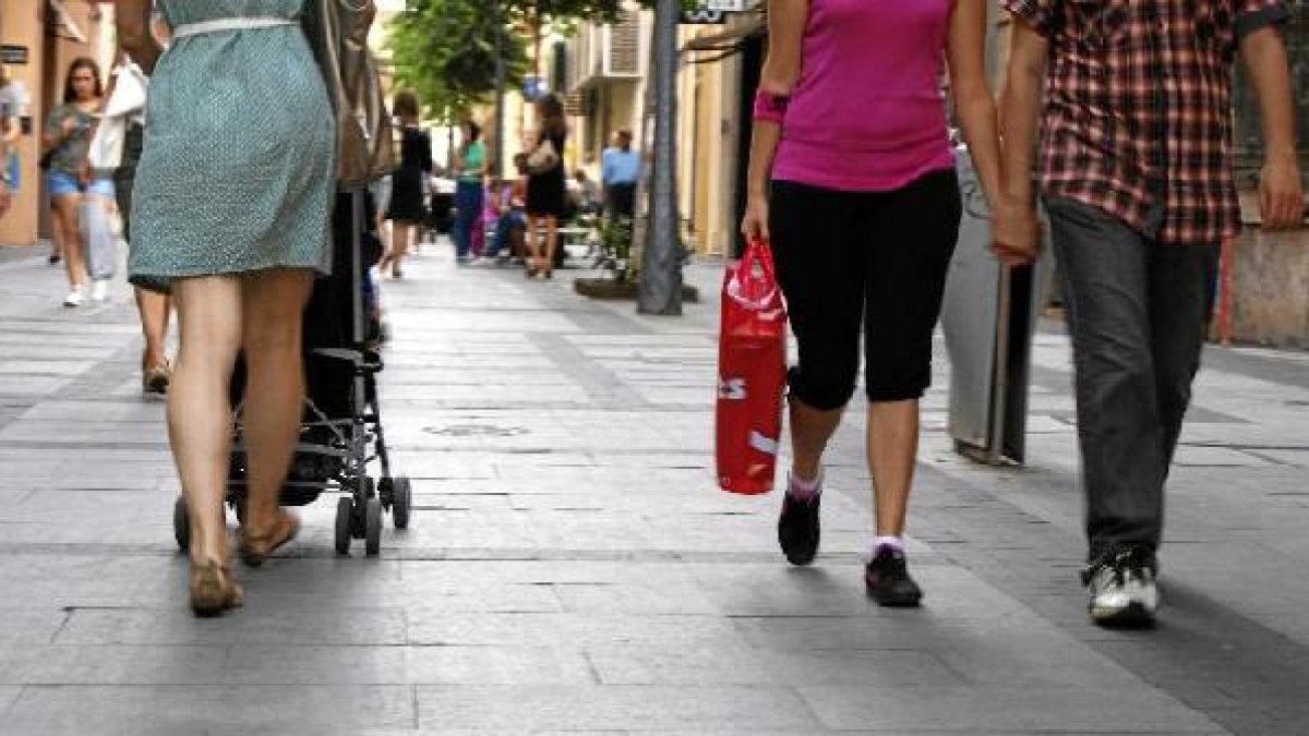 Gente caminando por una de las calles peatonales del centro ciudad