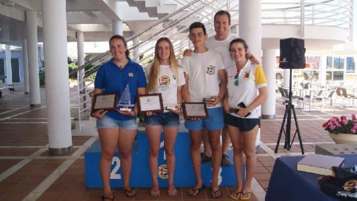 Regatistas del Club de Mar de Almería, con los premios que acreditan sus triunfos.