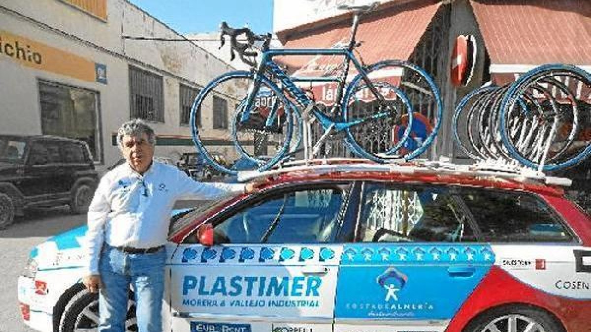 Juan Muñoz junto al coche del equipo Plastimer.