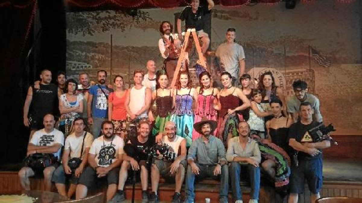 Foto de familia del equipo técnico y artístico del telefilme.