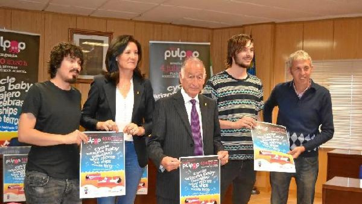 Presentación con Muñoz y Pérez en los extremos.