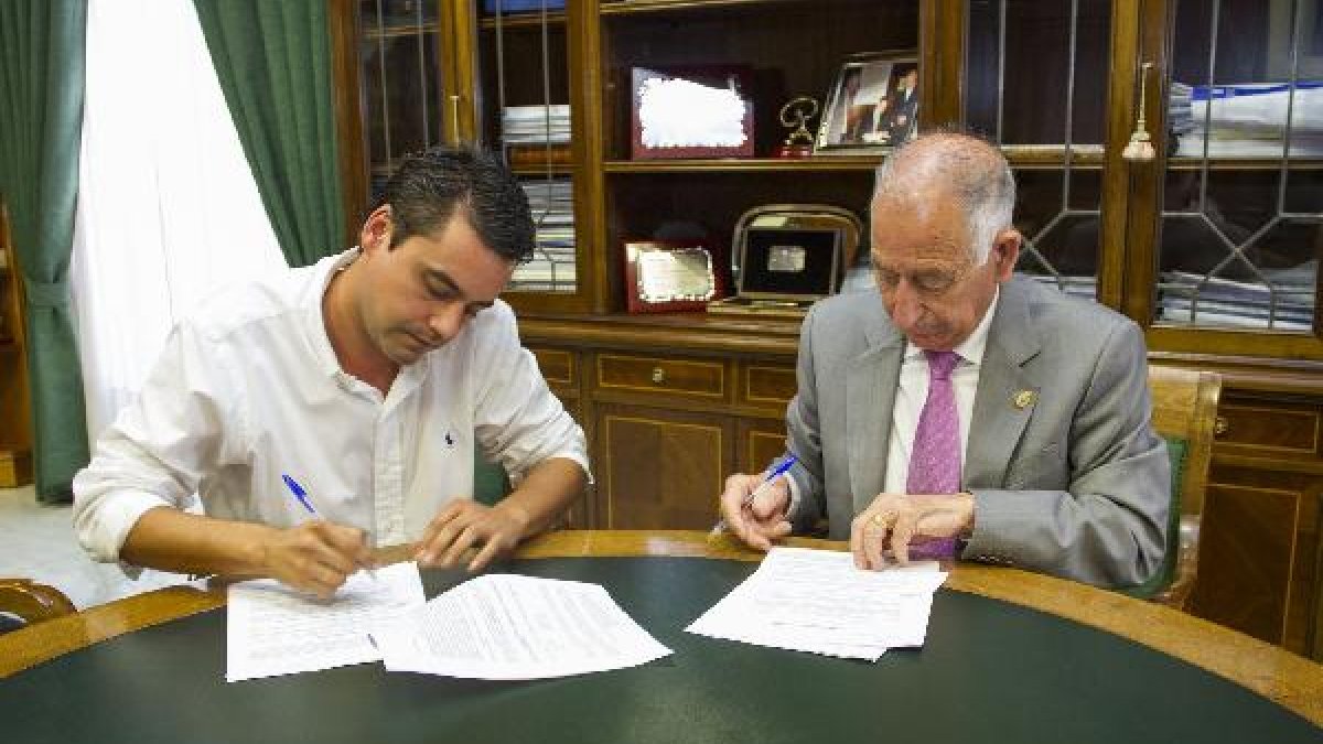 Firma del convenio para la ampliación del centro.