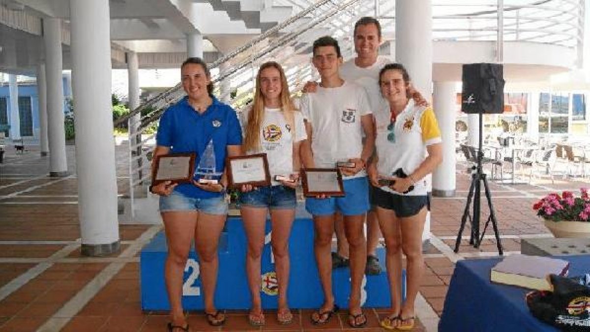 Los campeones con su entrenador.