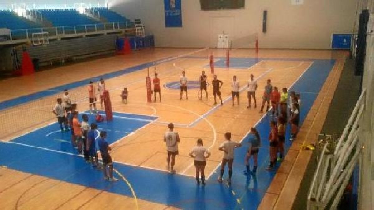 El profesorado y los alumnos disfrutan del mejor marco para el voley.