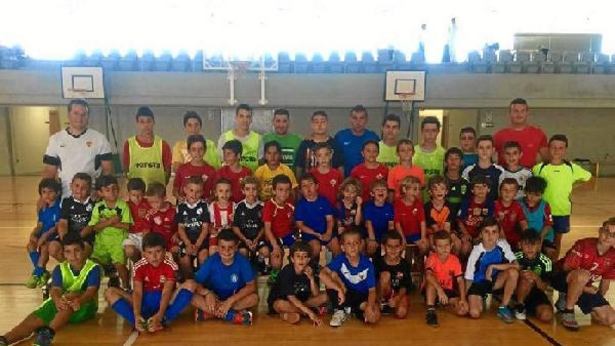 Los participantes en el campus sobre el parquet del pabellón.