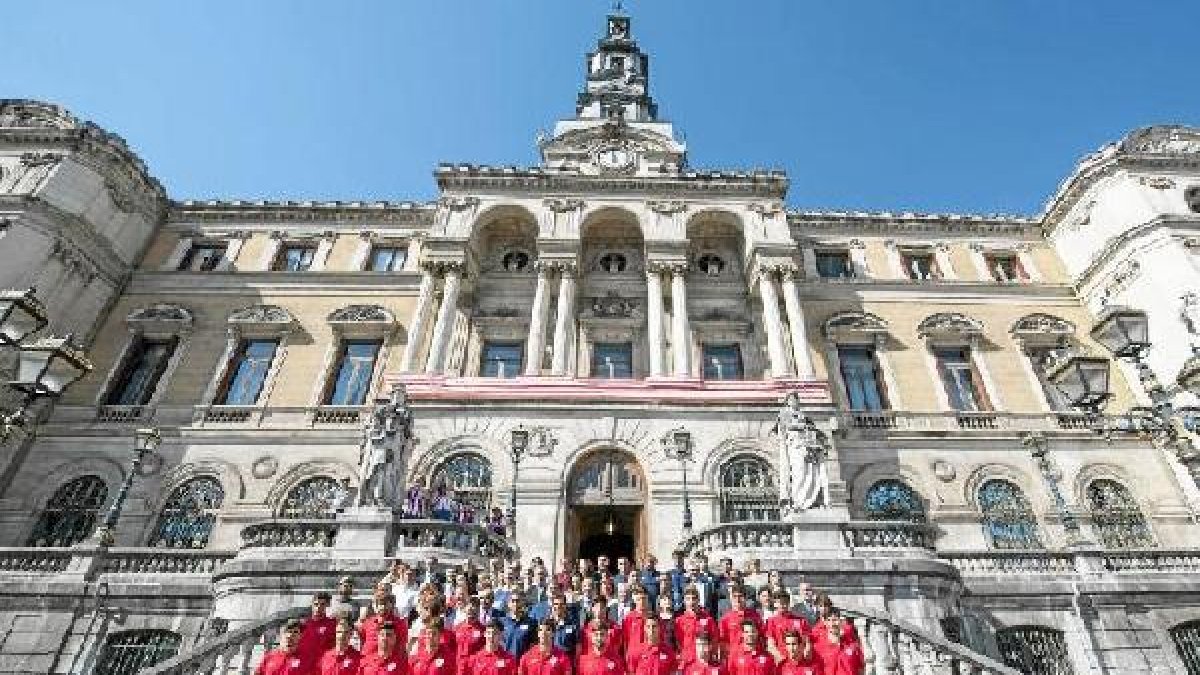 La plantilla del Athletic B celebrando su ascenso a Segunda División.