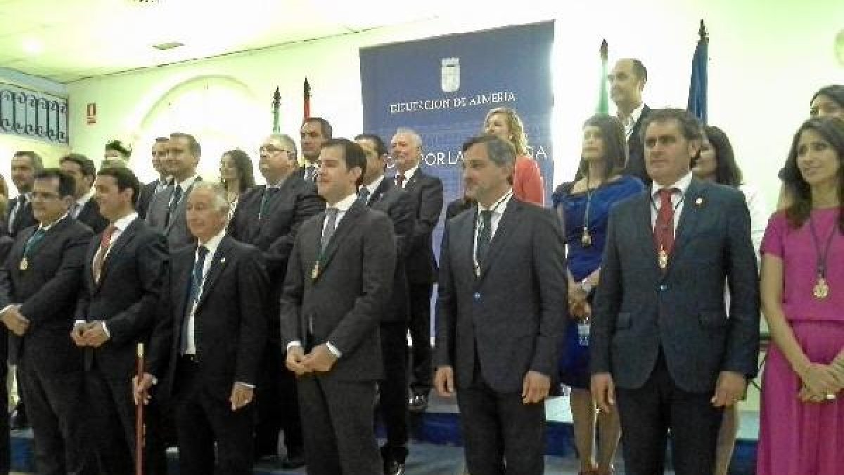 Los diputados se han hecho la primera foto de familia de la nueva Corporación.