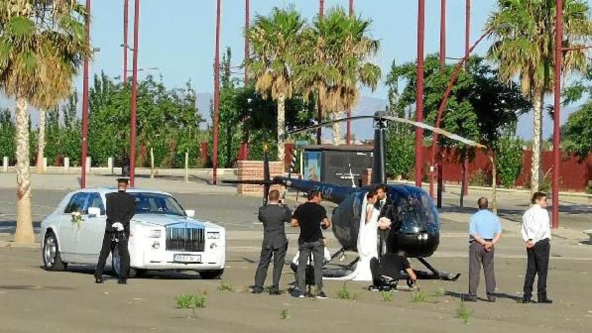 Chico Flores y Davinia Ciendones junto al helicóptero que los trasladó a la finca Torre Alta, en Gádor.