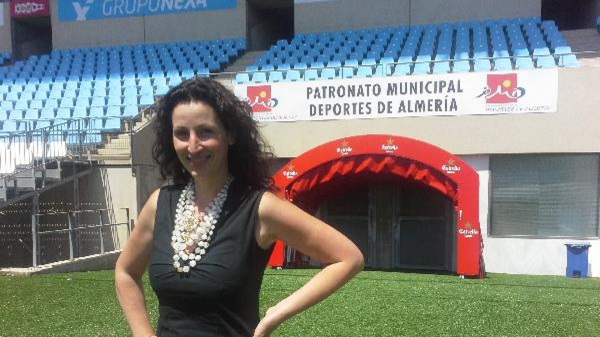 María Vázquez, en la hierba del Estadio Mediterráneo.