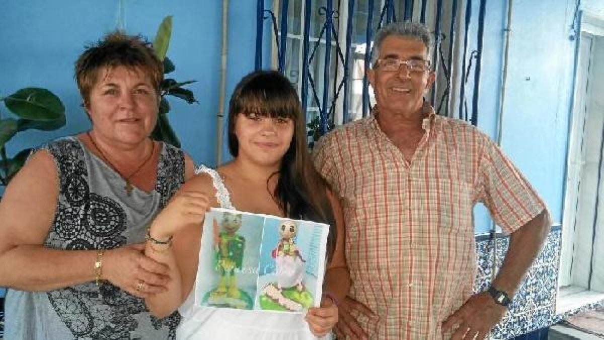 Carmen Balaguer (izda.) es una de las artesanas de Almería que harán fofuchas calvas para los niños de Torrecárdenas, con su familia.