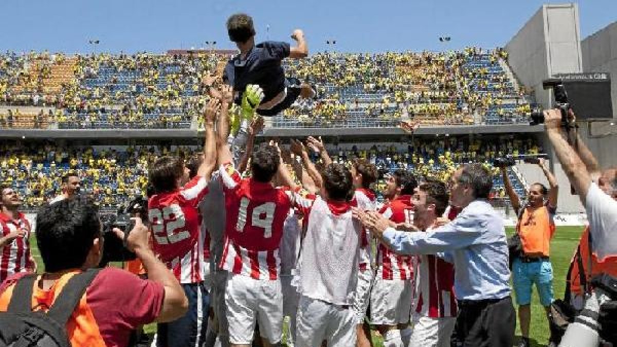 Cuco Ziganda elevado al cielo de Cádiz tras subir al filial del Athletic.