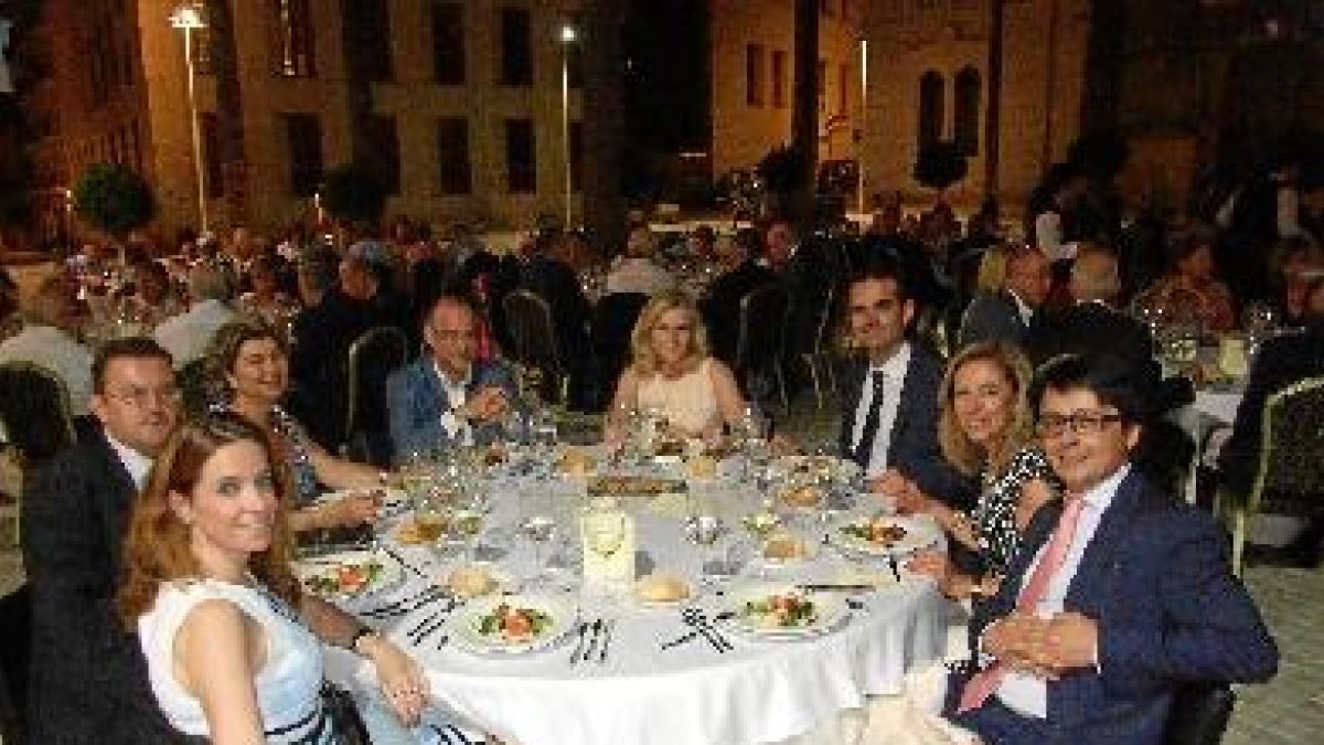La Plaza de la Catedral se llena de almerienses solidarios, con el alcalde a la cabeza