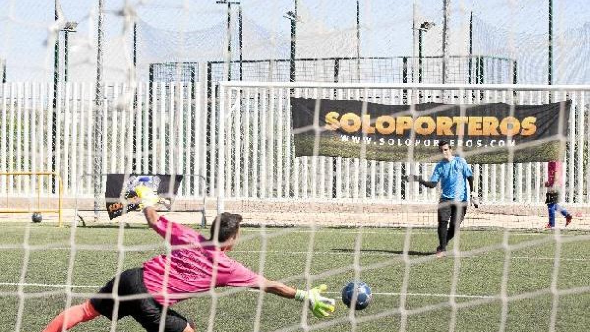 En plena Batalla una estirada para evitar un gol.