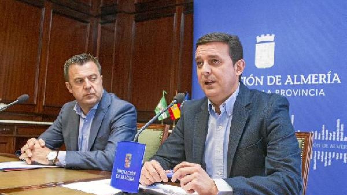 Pedro Díaz, de Serhs Tourism, y Javier Aureliano García, vicepresidente de la Diputación.