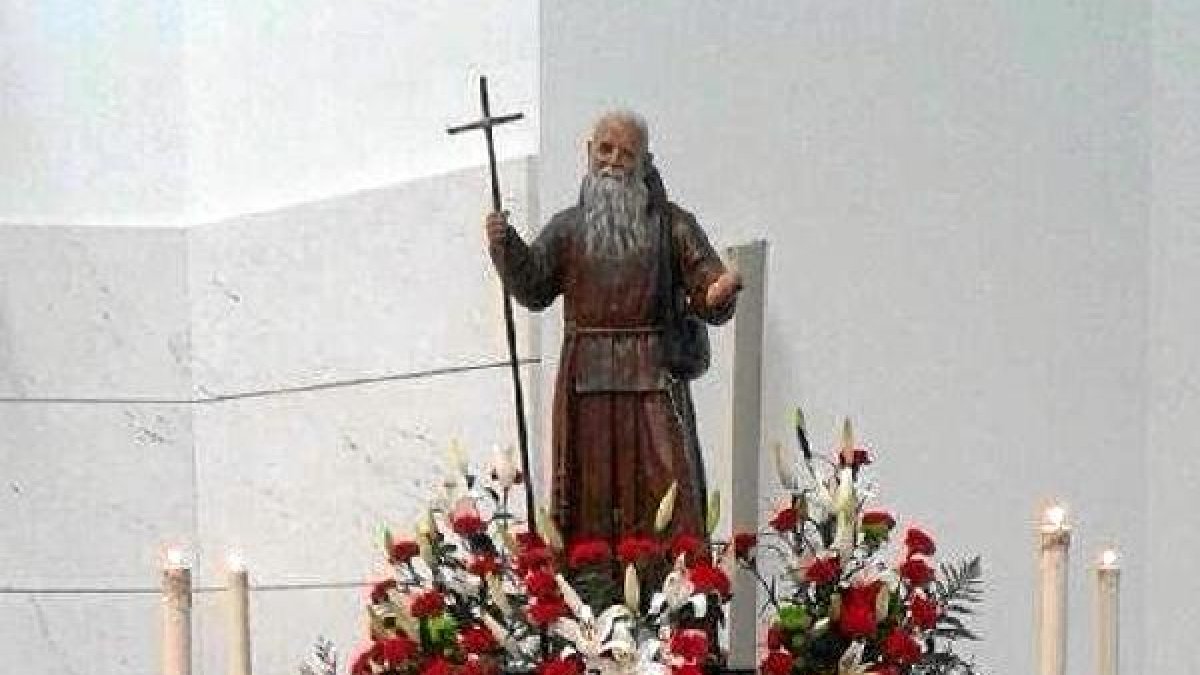 Fray Leopoldo con los panecillos típicos de sus fiestas, en una imagen de archivo.