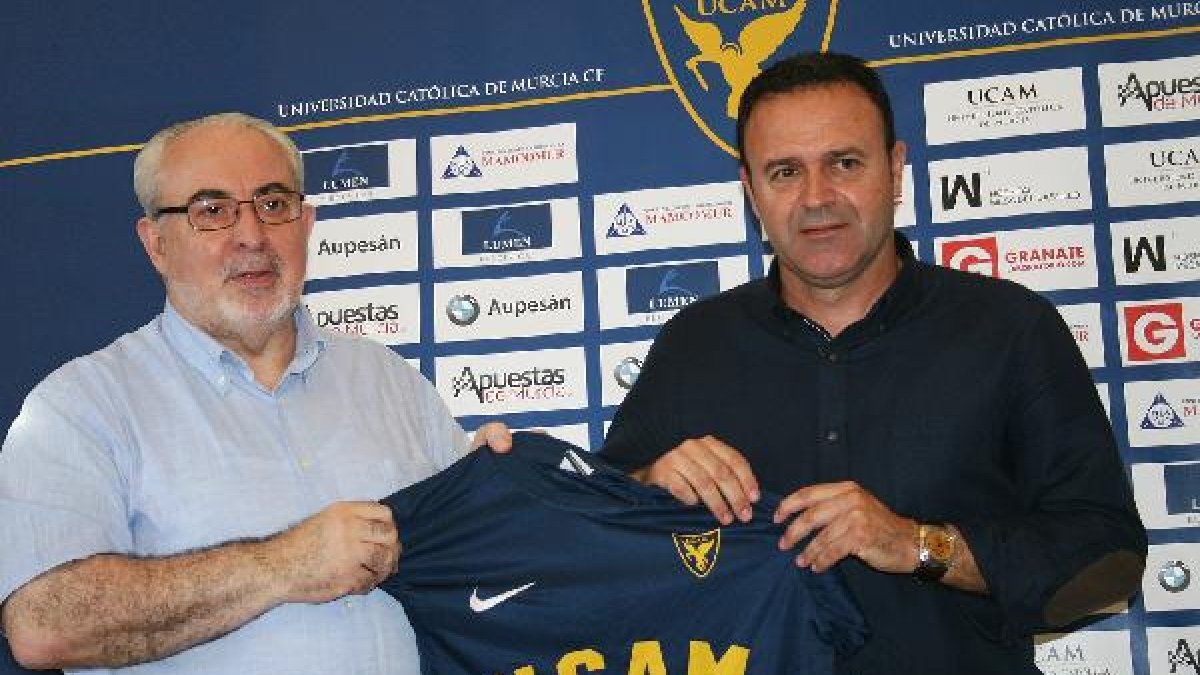 José Mari Salmerón con la camiseta y presidente del UCAM Murcia.