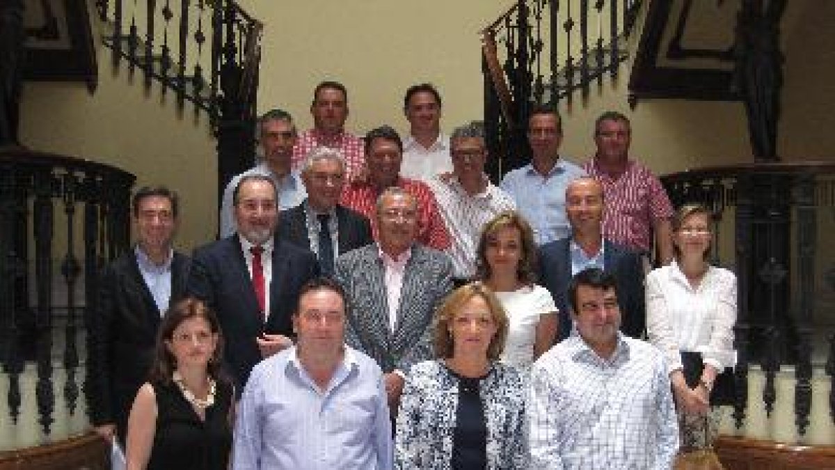 La consejera junto a representantes del sector en Almería.