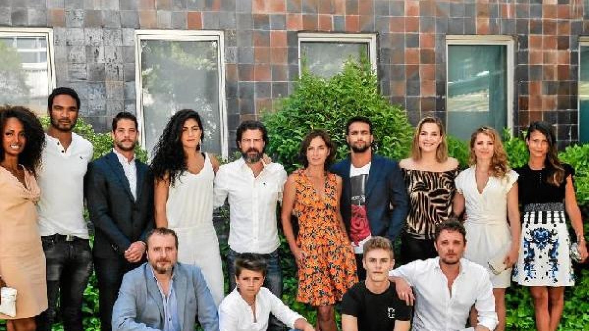 El elenco de ‘Mar de plástico’ durante la presentación en Madrid de la serie. Foto: Antena 3