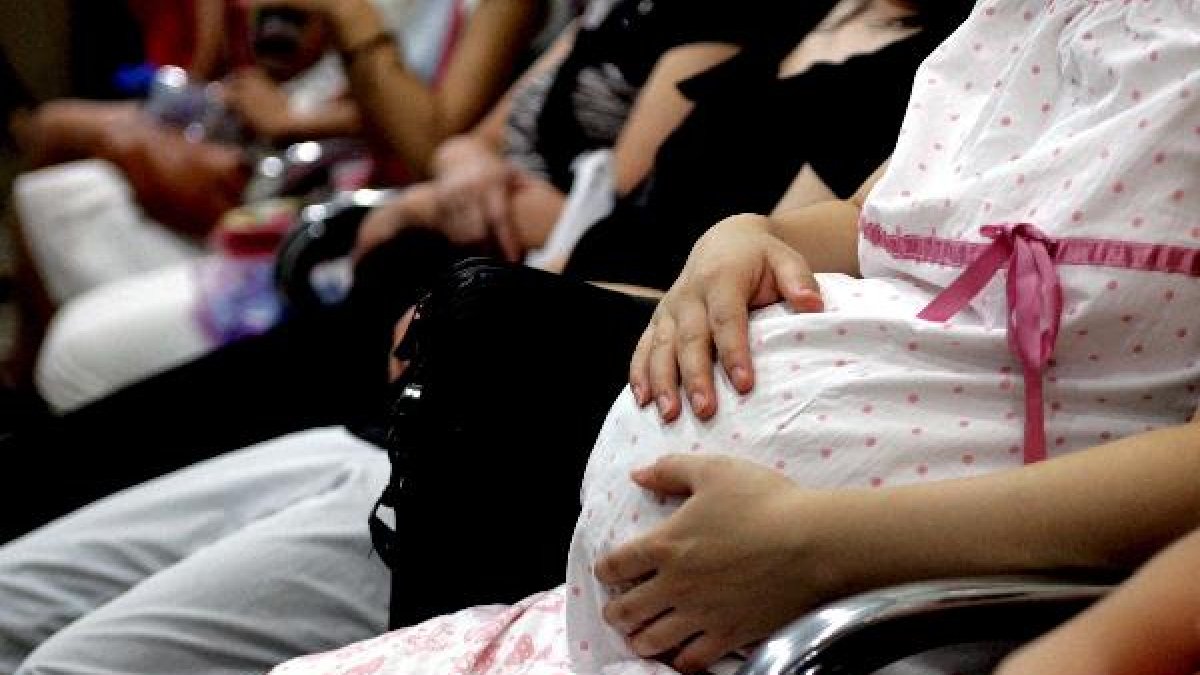 Una mujer embarazada durante una conferencia de salud.