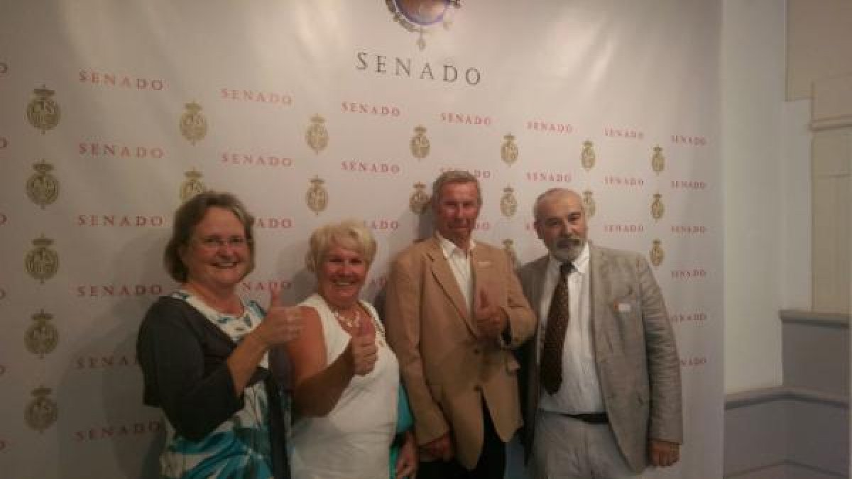 El matrimonio Prior (centro de la imagen) con representantes de AUAN ayer en el Senado.