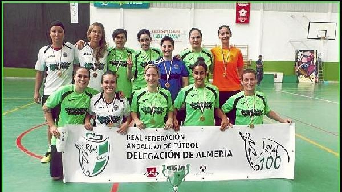 La plantilla del Adra posa con la Copa.