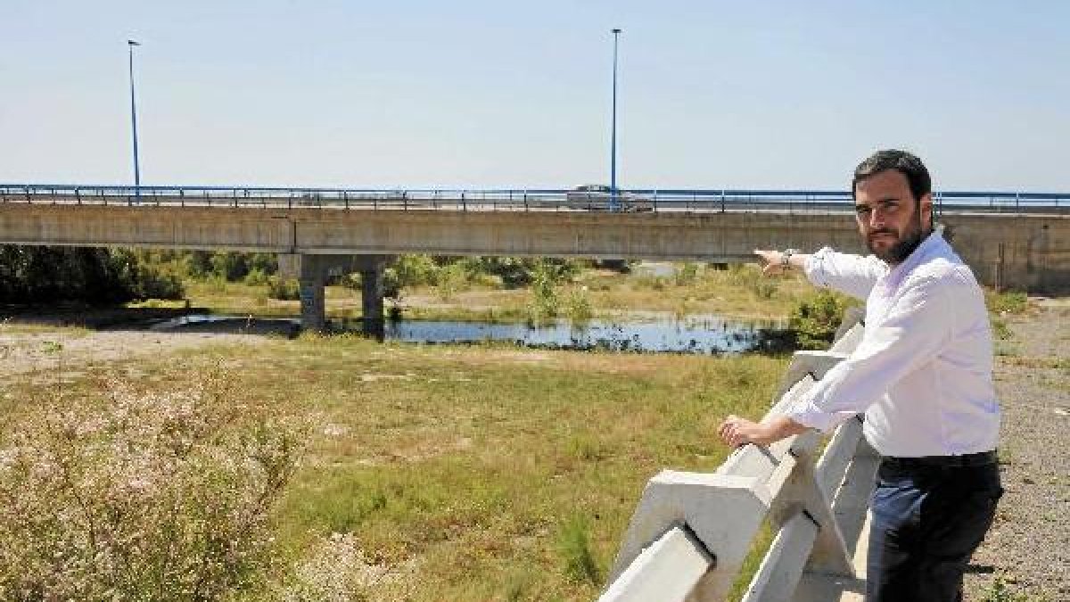 El concejal Sánchez junto al Andarax.