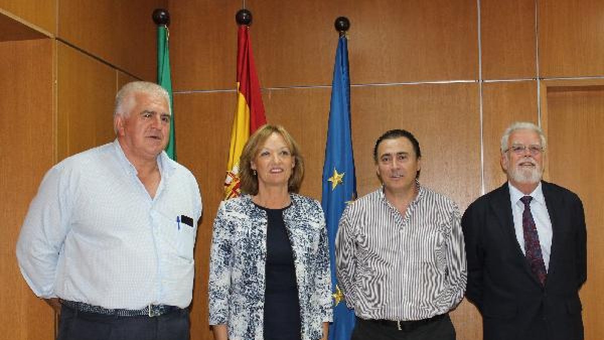 Carmen Ortiz con representantes de las organizaciones agrarias.
