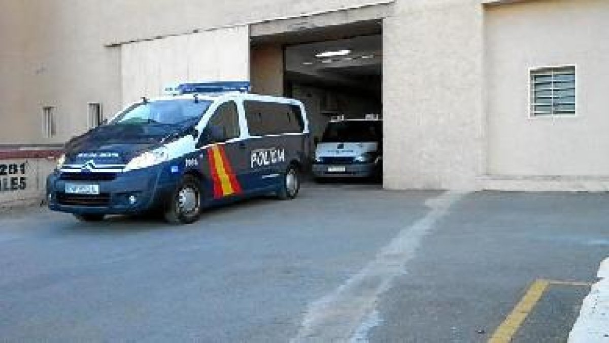 Salida de furgones de la Policía Nacional en El Acebuche