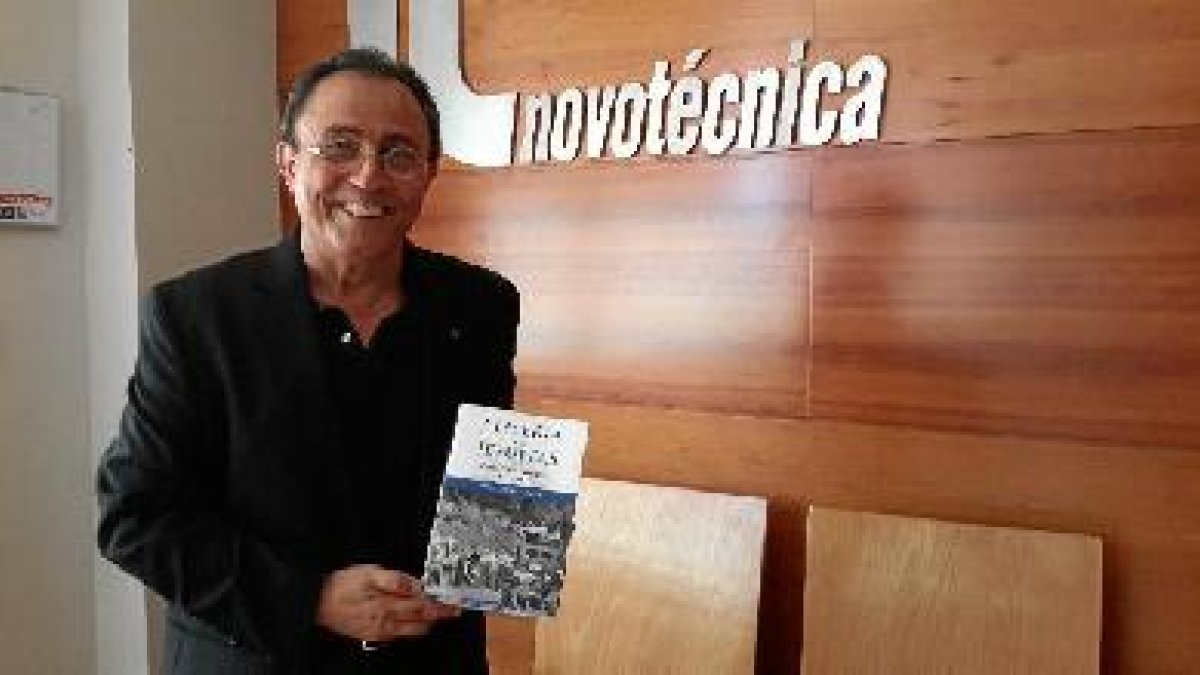 Antonio Marín mostrando el libro que presenta hoy.